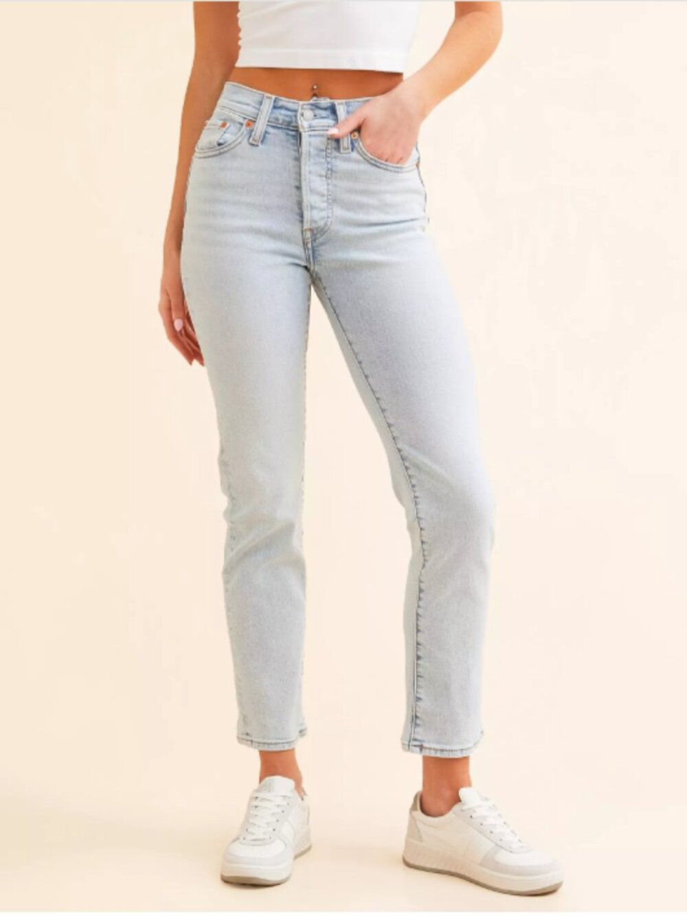 Size 29x28 Wedgie Straight Stretch Jean in The Bells and Whistles Light Wash